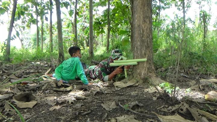 Sembari Bermain, Satgas TMMD Bojonegoro Kenalkan Cara Jadi Prajurit
